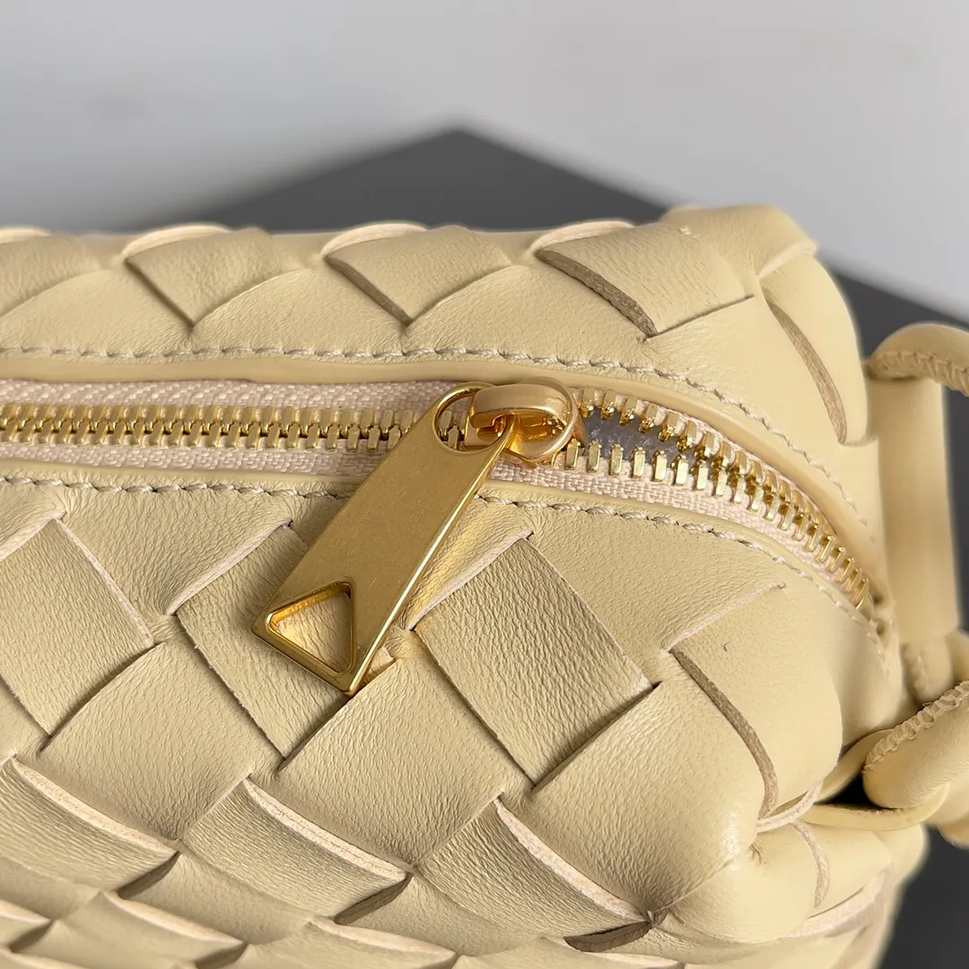 Batch 1560 New version and new color (third generation) 𝗕𝗼𝘁𝘁𝗲𝗴𝗮 𝗩𝗲𝗻𝗲𝘁𝗮———— The latest version of the loop camera bag💥 at the BV King of Cost-Effectiveness counter, large woven texture➕As always, ultra-high-quality lambskin, with zippers and adjustable drawstrings, it is especially suitable for the belly💫It can fit anything, and it is very light in weight. It is suitable for girls of all ages. Size: 17*10*6cm Style number: 723547